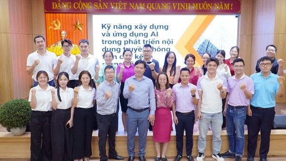 Ảnh tập thể giảng viên Lê Hoài Ân và học viên chương trình ứng dụng AI trong phát triển nội dung truyền thông