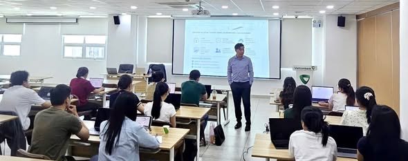 Giảng viên Lê Hoài Ân đứng lớp trong chuỗi đào tạo AI ứng dụng tại Vietcombank Khánh Hòa